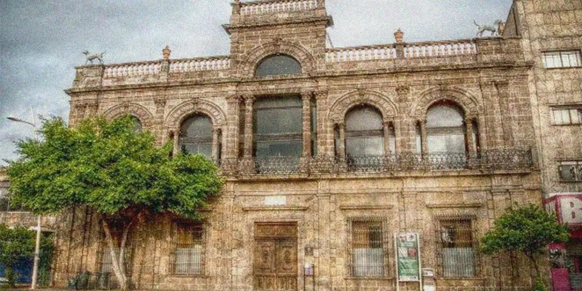Mejor conocida como la Casa de los perros está ubicada en avenida Alcalde de Guadalajara ahora nuevamente ofrece su espacio.
