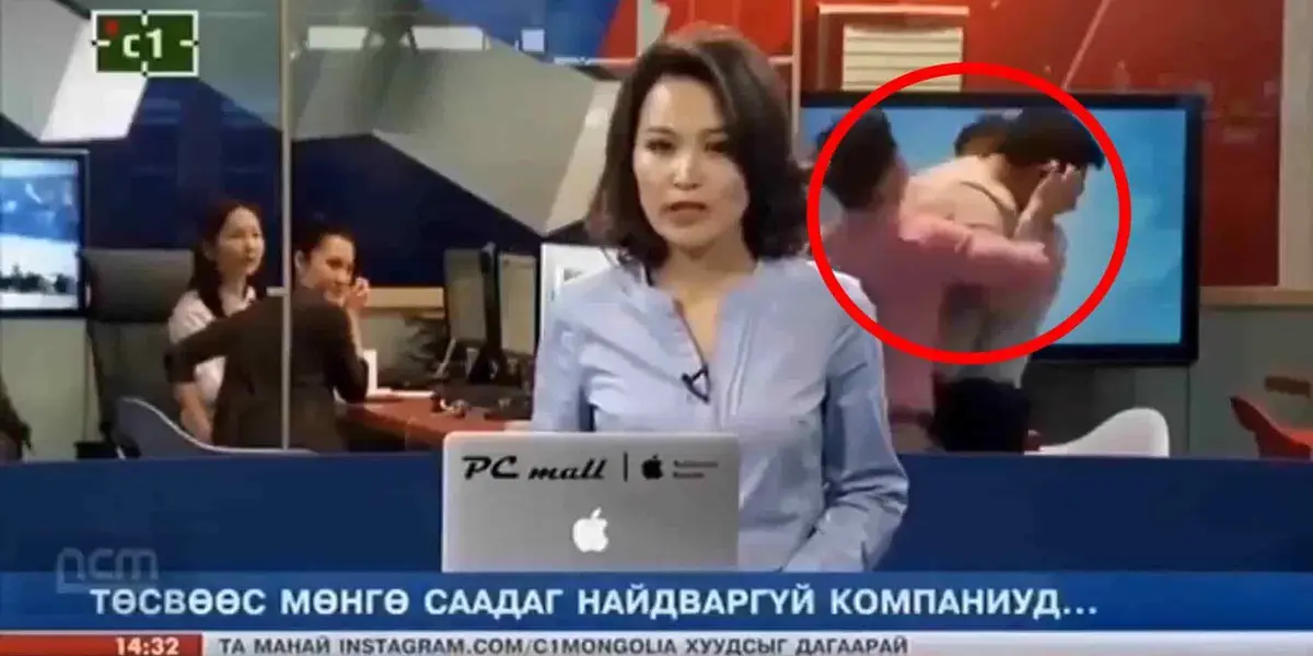 Mientras la presentadora lee las noticias dos empleados de C1 Mongolia terminan a los golpes. Es sabido