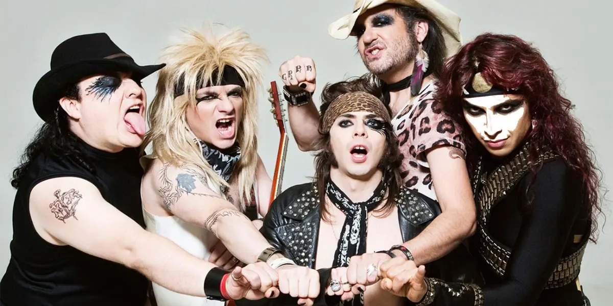 Moderatto, anunció que durante la madrugada de este viernes, un grupo armado robó su equipo cuando se dirigían a su presentación en la Feria de Puebla.