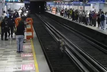Momentos de tensión se vivieron en la estación Cuitláhuac de la Línea 2 del Metro capitalino, luego de que un perrito fue rescatado tras caer a las vías.