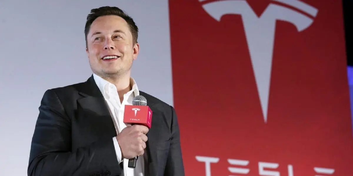 Musk posee aproximadamente una participación de 9% en la empresa de microblogging que pretende privatizar en un acuerdo de 44 mil millones de dólares, que actualmente está en suspenso.