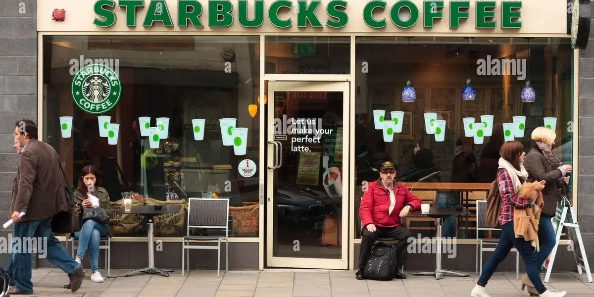 Starbucks celebra a médicos en su día con café gratis