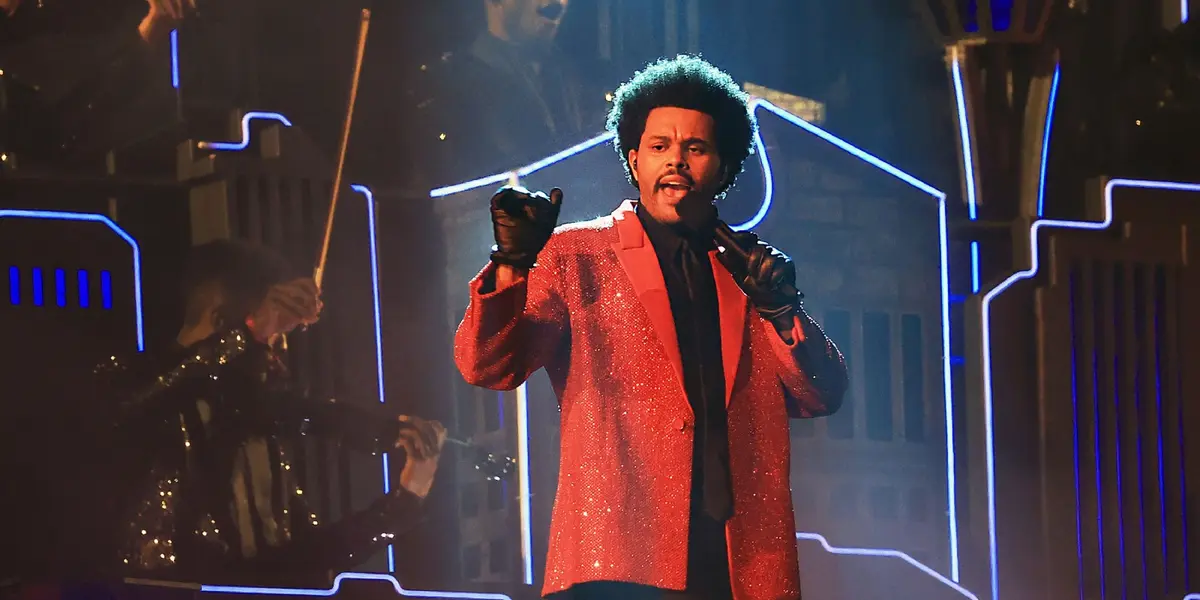 No creerás lo que gastó The Weeknd en el blazer rojo que usó para su presentación en el medio tiempo del Super Bowl.
