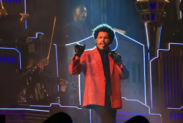 No creerás lo que gastó The Weeknd en el blazer rojo que usó para su presentación en el medio tiempo del Super Bowl.