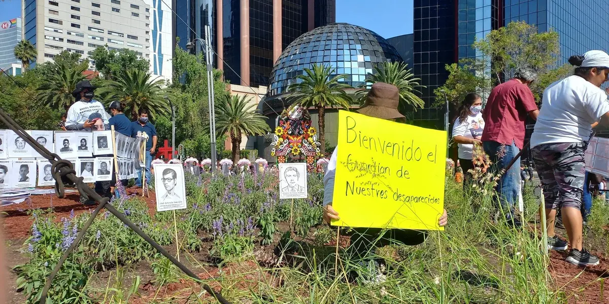 No es la primera vez que toman este lugar, y han exigido que está glorieta donde se encontraba la "histórica palma" lleve el nombre de "Glorieta de las y los desaparecidos".