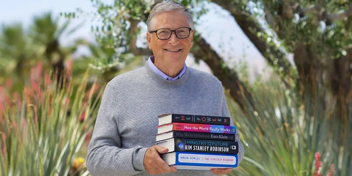 “Obviamente, las costosas imágenes digitales de monos van a mejorar el mundo”, dijo irónicamente Gates, refiriéndose al muy selecto y publicitado club Bored Ape Yatch Club NFT,