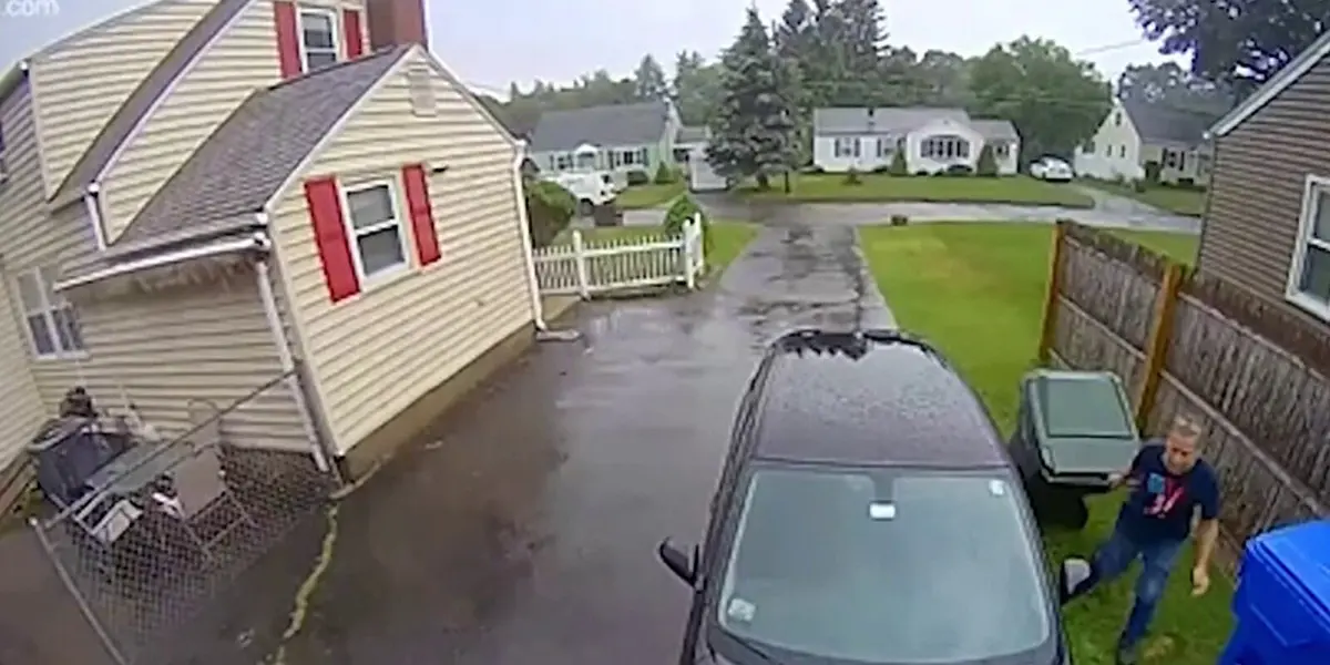 Ocurrió en los Estados Unidos cuando un hombre logró escapar de la muerte tras esquivar un rayo que cayó en el patio de su casa.