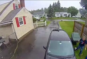 Ocurrió en los Estados Unidos cuando un hombre logró escapar de la muerte tras esquivar un rayo que cayó en el patio de su casa.