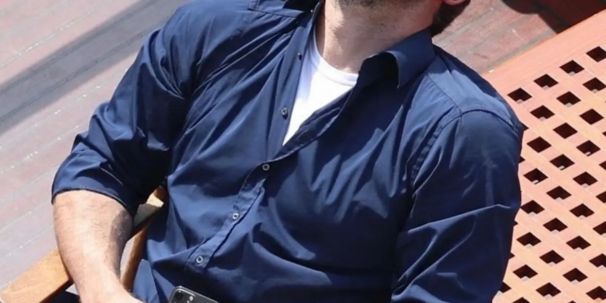 “PageSix”, publicó una serie de fotografías, tomadas por la agencia fotográfica “Backgrid” en la que se ve al actor descansando tranquilamente en una silla.