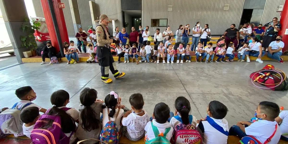 Para celebrar el Día del Niño, el cuerpo heroico de Bomberos de Guadalajara se disfrazaron de súper héroes.
