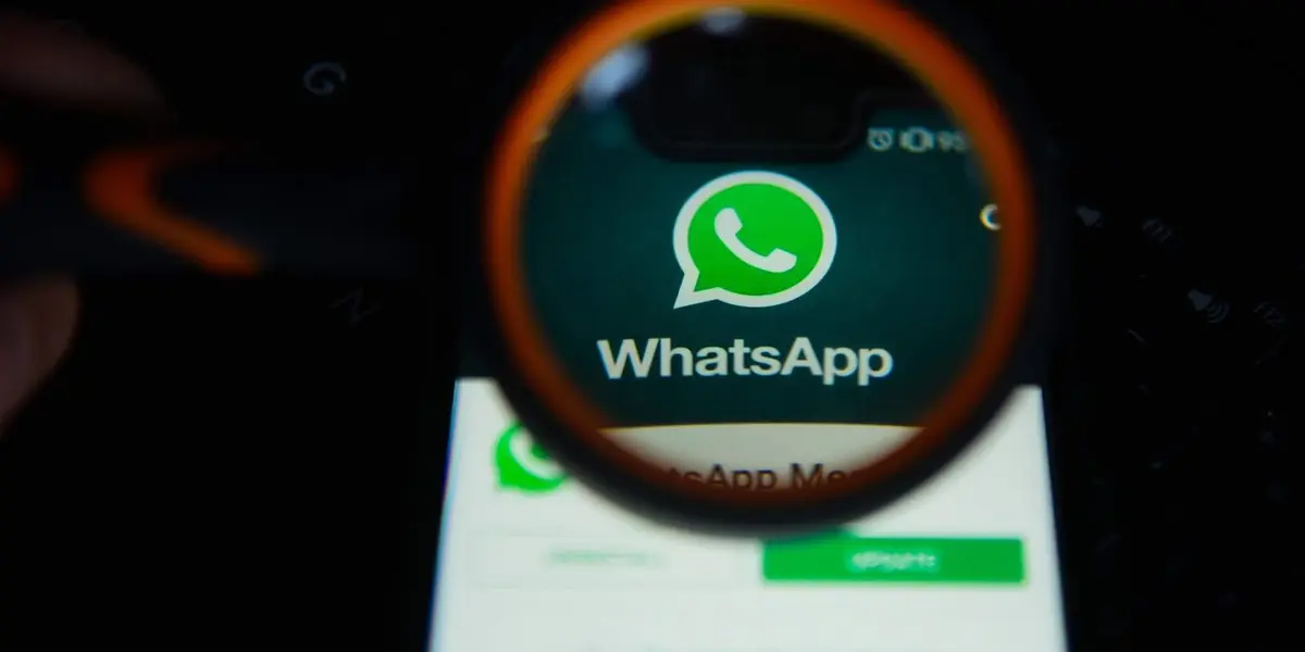 Para enviar un pago, esta herramienta funcionará de manera muy similar al método para enviar cualquier otro tipo de archivo, basta con hacer clic en el botón de adjuntar (ícono de un clip) y luego seleccionar la opción ‘Pago’ en el menú.