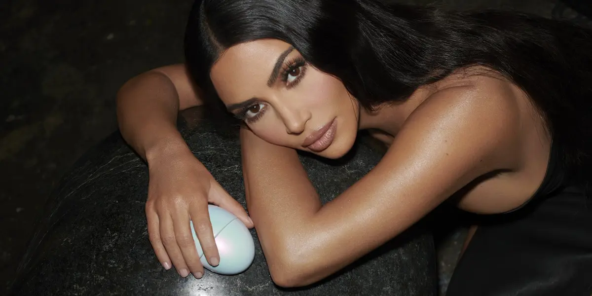 "Pasé el examen... Mirándome al espejo, estoy muy orgullosa de la mujer que hoy veo en el reflejo", escribió la millonaria en Twitter.