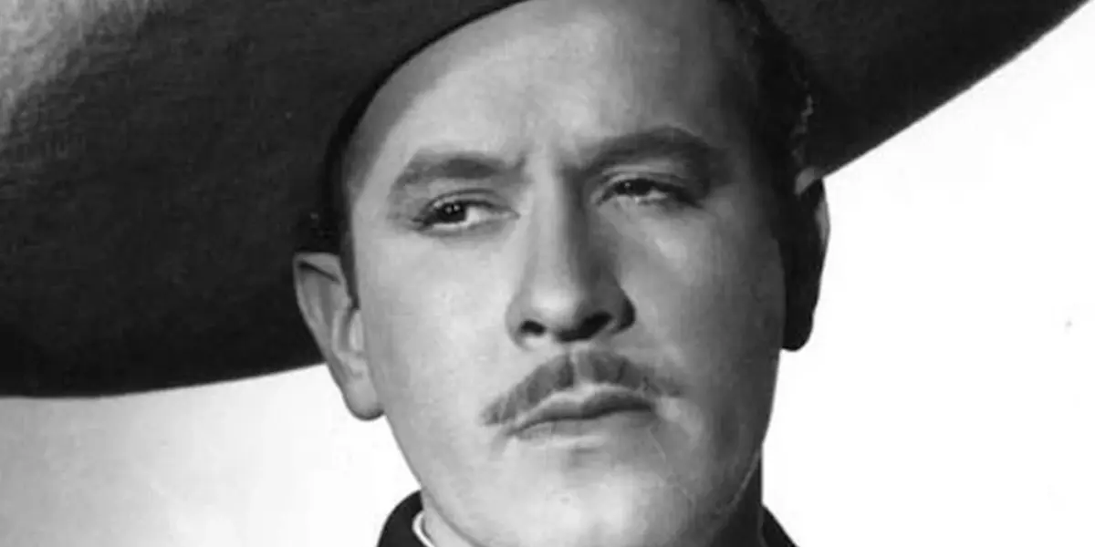 Pedro Infante con ayuda de uno de sus amigos permaneció escondido en México