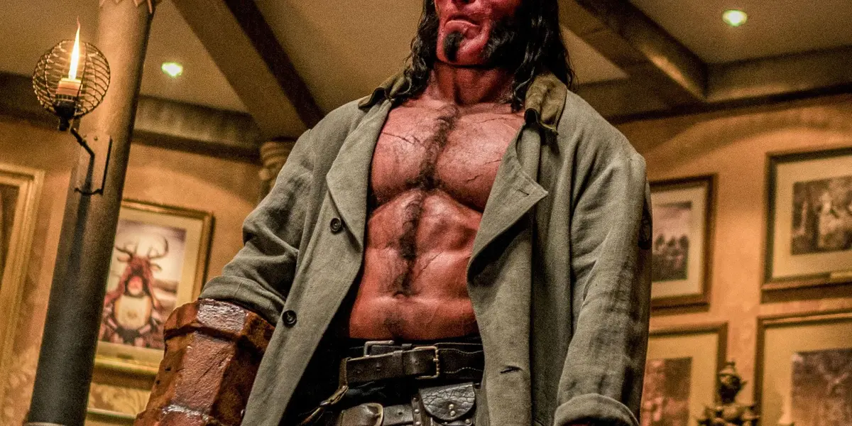 Perlman fue el primer actor que dio vida a Hellboy en la gran pantalla: la película original se estrenó en 2004 y la secuela, El ejército dorado, en 2008.