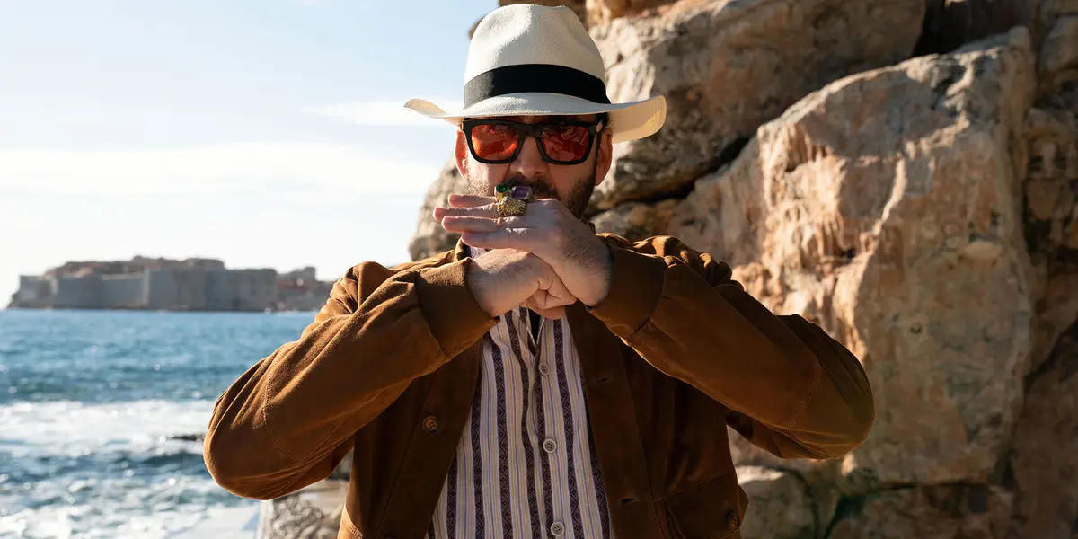 Pero en este caso protagoniza Ajuste de cuentas, un thriller de acción sobre un exintegrante de la mafia que sale de la cárcel luego de cumplir una larga condena.