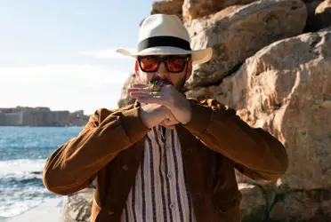 Pero en este caso protagoniza Ajuste de cuentas, un thriller de acción sobre un exintegrante de la mafia que sale de la cárcel luego de cumplir una larga condena.