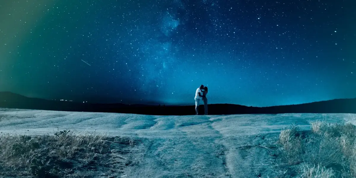 Por lo general, los retrógrados indican una rotación hacia atrás de los planetas. Ese no es el caso de Venus y Urano porque son los únicos dos planetas del universo que están constantemente en rotación opuesta a la Tierra.