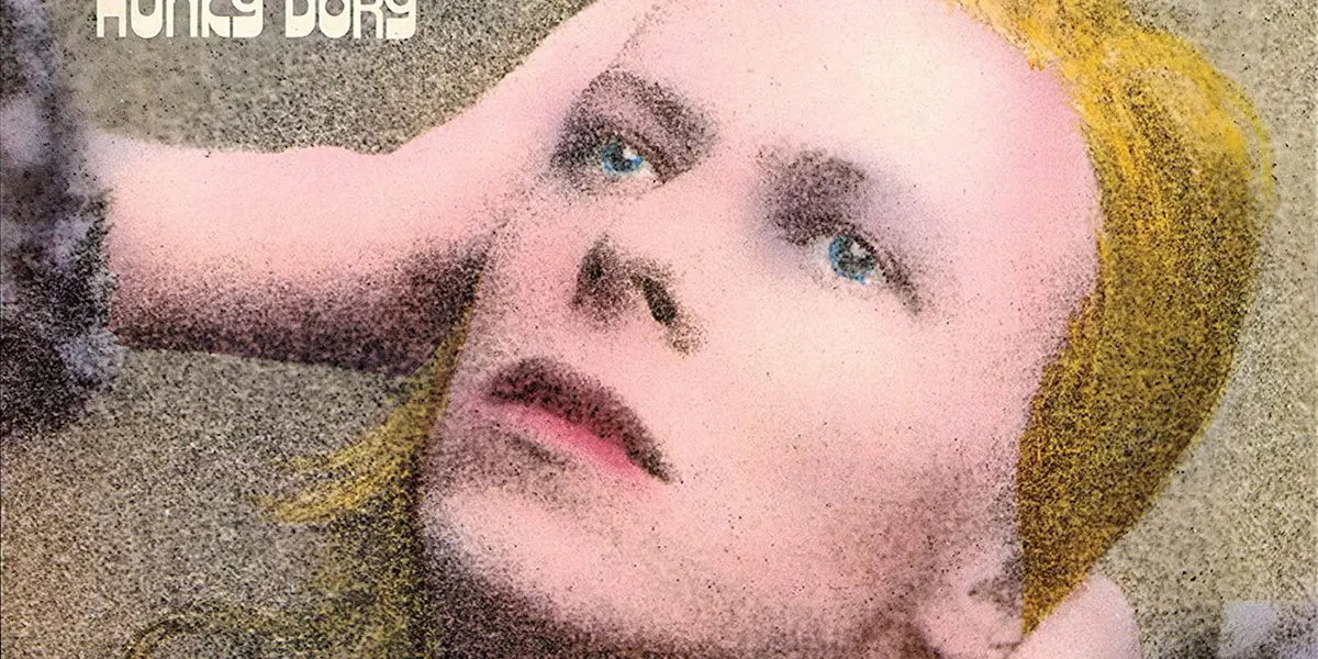 Producido por Ken Scott y Bowie, el clásico disco de 1971 fue lanzado hace 50 años y presenta los sencillos “Life On Mars?”, “¡Oh! You Pretty Things” y el tema “Changes” antes mencionado.