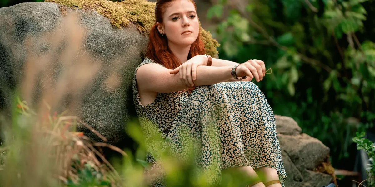 Protagonizada por Rose Leslie y Theo James, la serie se basó en la novela de Audrey Niffenegger para narrar las peripecias que atraviesan una mujer, desde la niñez hasta la adultez, cuando conoce a un extraño hombre que salta en el tiempo.