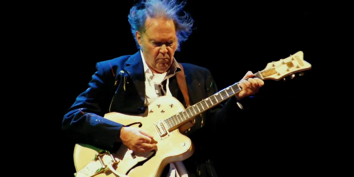 "Quiero que hagan saber inmediatamente HOY a Spotify que quiero toda mi música fuera de su plataforma. Pueden tener a Rogan o a Young. No a los dos"