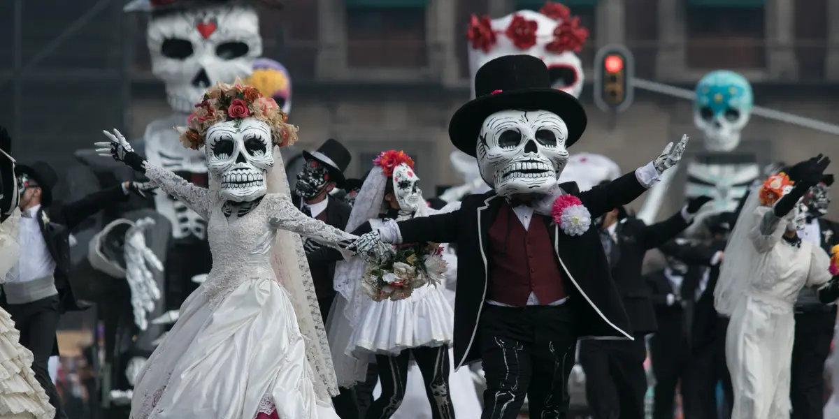 Saca tu mejor disfráz y acude al icónico desfile por el Día de Muertos en CDMX. ¡No olvides tu cubrebocas!.