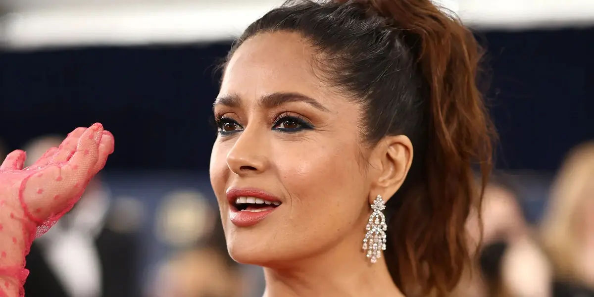 Salma Hayek combate las malas vibras limpiando su casa con este elemento