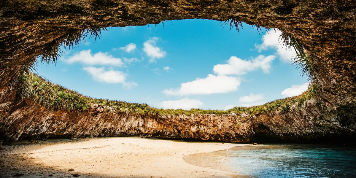 Se trata de un misterioso espacio que se encuentra en Teziutlán, Puebla. Se dice que esta llena de oro y criaturas aterradoras.