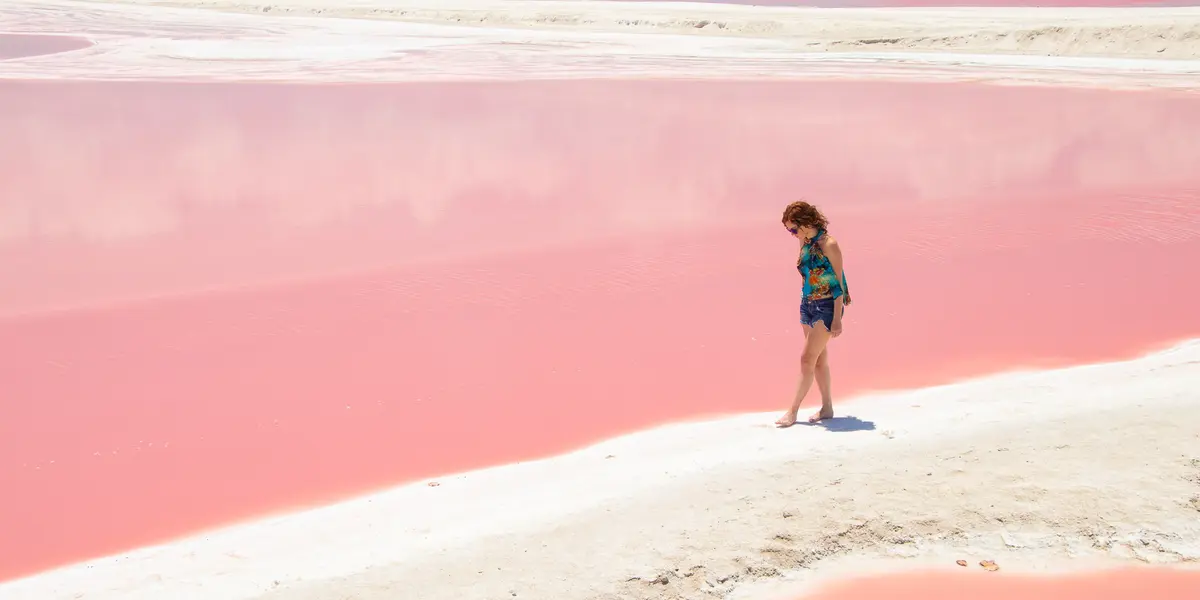 Se trata de un rincón imperdible que se ubica en Las Coloradas y sorprende al mundo por su exótico color.