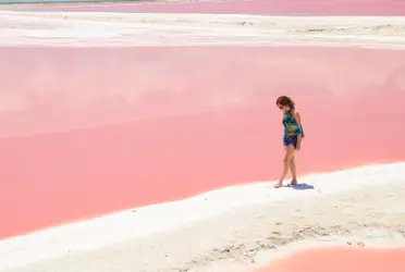 Se trata de un rincón imperdible que se ubica en Las Coloradas y sorprende al mundo por su exótico color.