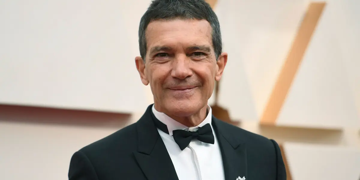 Se trata de una espectacular residencia con una fachada de cristal con vistas a su enorme piscina.