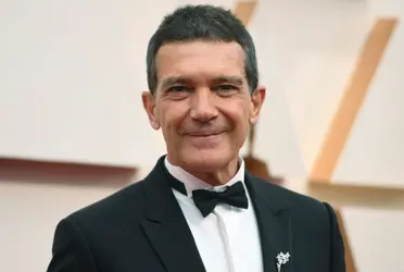 Se trata de una espectacular residencia con una fachada de cristal con vistas a su enorme piscina.