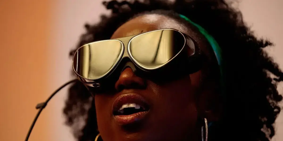 Según fuentes cercanas al proyecto, esas gafas, que podrían ser usadas para entornos de realidad virtual y de realidad aumentada.