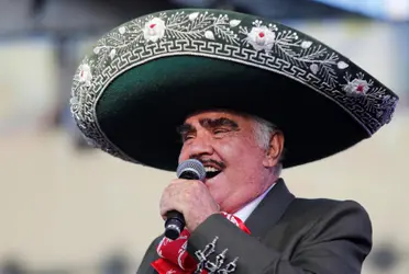 Según los médicos que atienden al cantante mexicano, este se encuentra grave pero estable. 