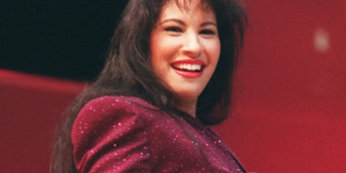 Selena Quintanilla utilizó un traje en color guinda por una escalofriante razón