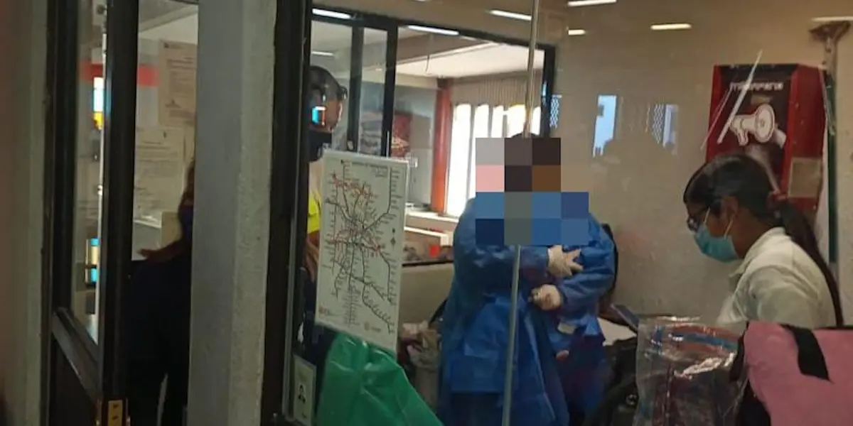 Servicios de emergencia del STC Metro en coordinación con elementos del Escuadrón de Rescate y Urgencias Emergencia (ERUM) dieron apoyo a la usuaria con 36 semanas de embarazo y al sentir contracciones, dio a luz en las instalaciones de la estación Taxqueña de la Línea 2.