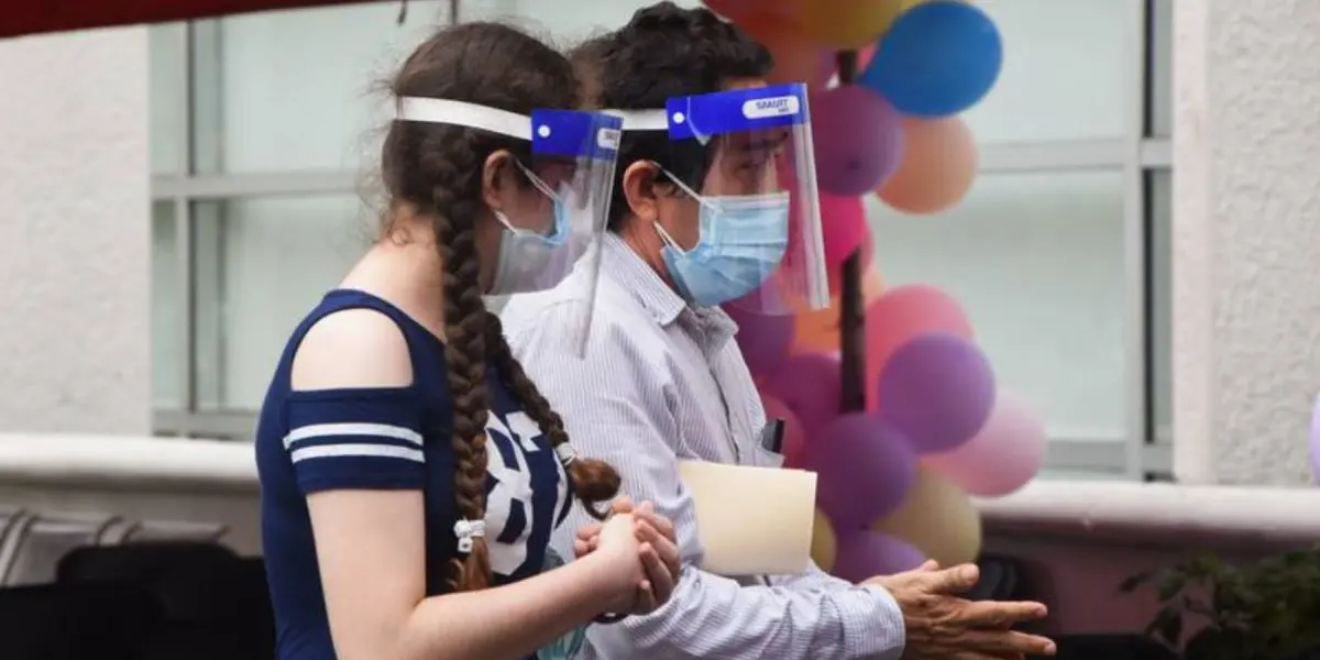 Si tienes entre 15 a 17 años de edad, y vives en alguno de los municipios de la Zona Metropolitana de Guadalajara (ZMG) como Tonalá, Tlaquepaque, Zapopan, Tlajomulco, El Salto o Guadalajara, debes registrarte en la página estatal vacunacion.jalisco.gob.mx.