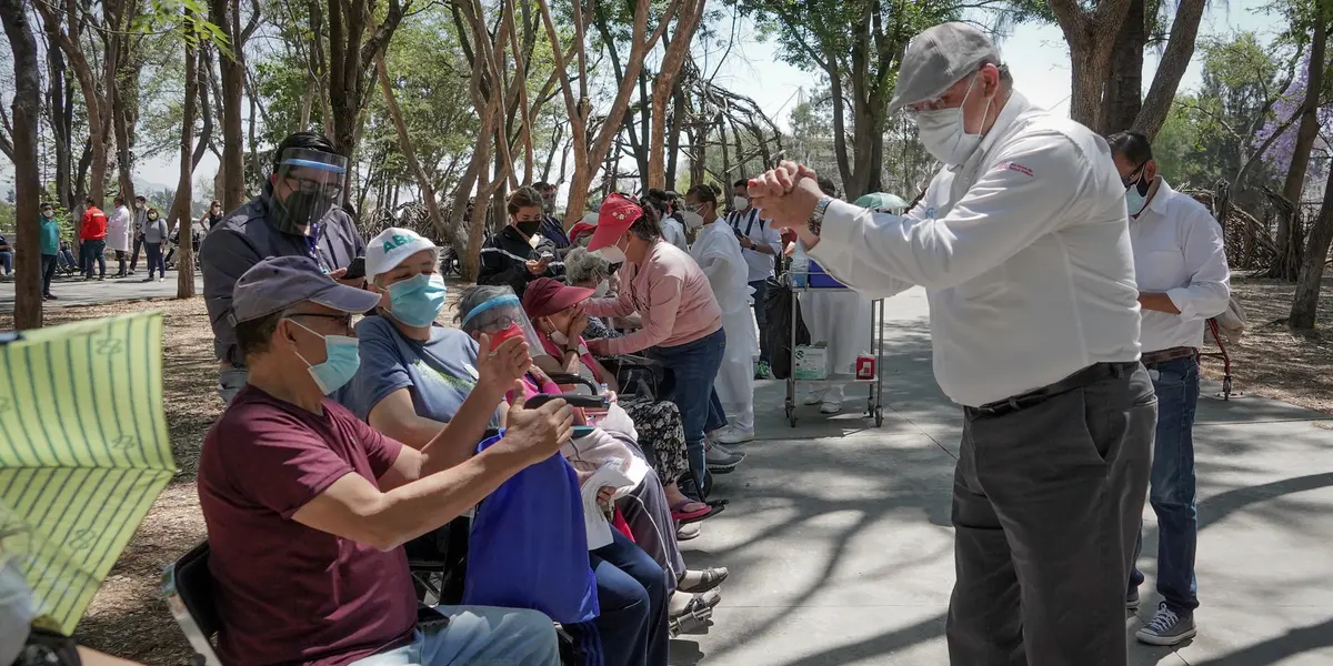 Sin embargo mediante redes sociales, usuarios denuncias que son varias empresas, instituciones públicas y privadas e incluso escuelas, donde están condicionando el acceso a pesar que es una medida que no es generalizada.