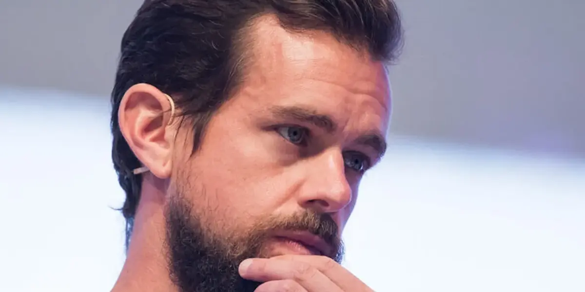 Sus hábitos particulares de trabajo y que compartía labores ejecutivas con la red Square han provocado que en el consejo de administración de la compañía hayan pedido reiteradas veces su dimisión.