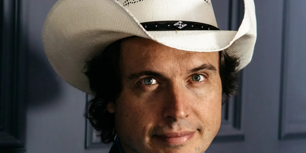 También posee alrededor de 2 millones de dólares en acciones en Chipotle, donde también es director, y probablemente tiene una participación en SpaceX, la compañía privada de vuelos espaciales de Elon Musk, donde Kimbal también forma parte de la junta.