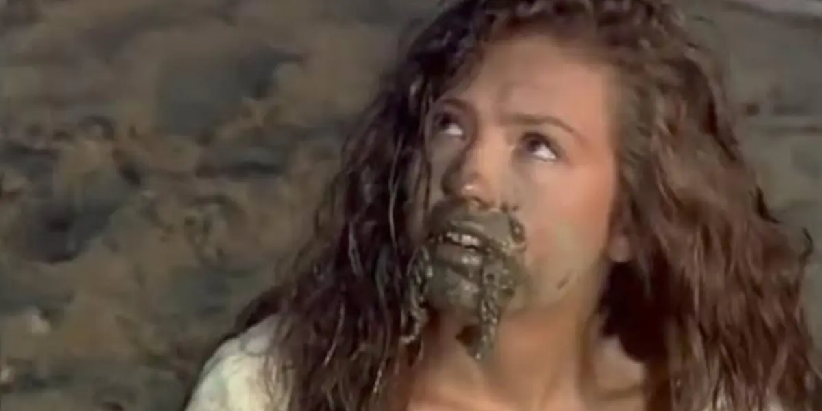 Thalía tuvo la opción de usar chocolate en lugar de lodo, pero sintió que esto no le daba realismo a la escena final.