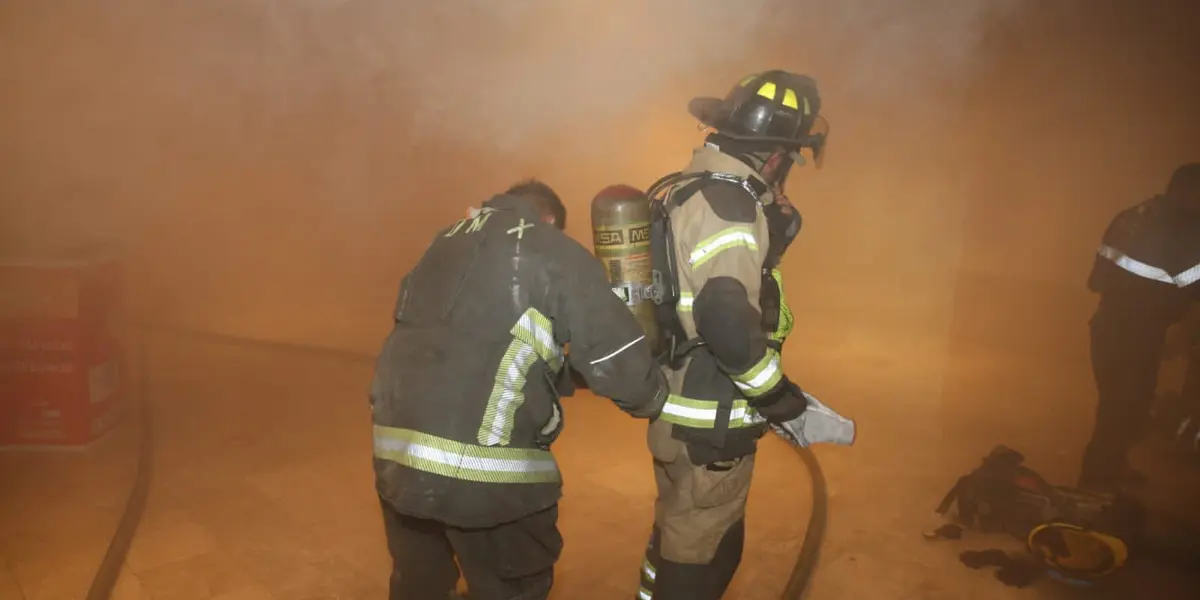 Tras ser reportado el incendio a las 22:00 horas en el lugar, varios camiones de bomberos acudieron al lugar para sofocar las fuertes llamas.