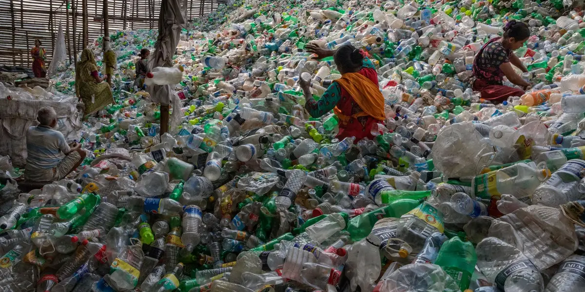 Raden Roro Hendarti presta libros a niños a cambio de desechos plásticos en Indonesia