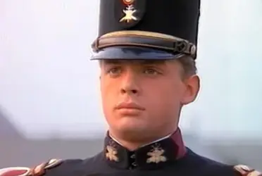 Una historia muy apasionada que fue escrita, producida y arreglada por el compositor español Juan Carlos Calderón especialmente para Luis Miguel.