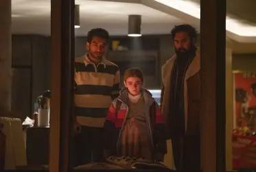 Una serie de hechos cruzará a Jeevan Chaudhary (Himesh Patel), un hombre que sube al escenario a ayudar, y la niña Kirsten Raymonde (Matilda Lawler), una brillante aspirante a actriz que es parte del elenco.