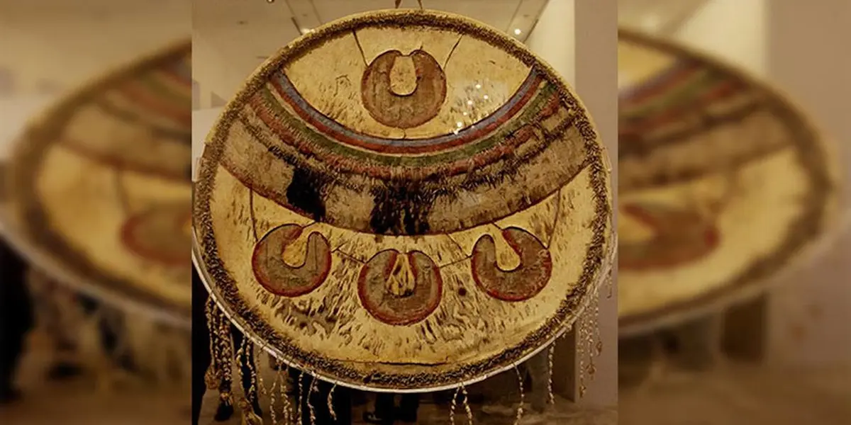 Uno de los mayores tesoros que está resguardado entre los muros del castillo es el chimalli de Moctezuma. De acuerdo a datos del Instituto Nacional de Antropología e Historia (INAH) este curioso y antiguo artefacto data de la época prehispánica.