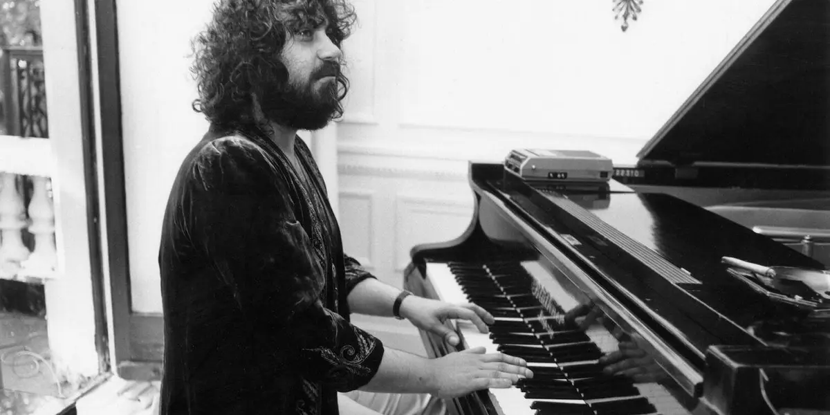 Vangelis, fue un amante de los sintetizadores y creador de armonías progresivas con tenores sinfónicos, jazz, música de orquesta y música electrónica,