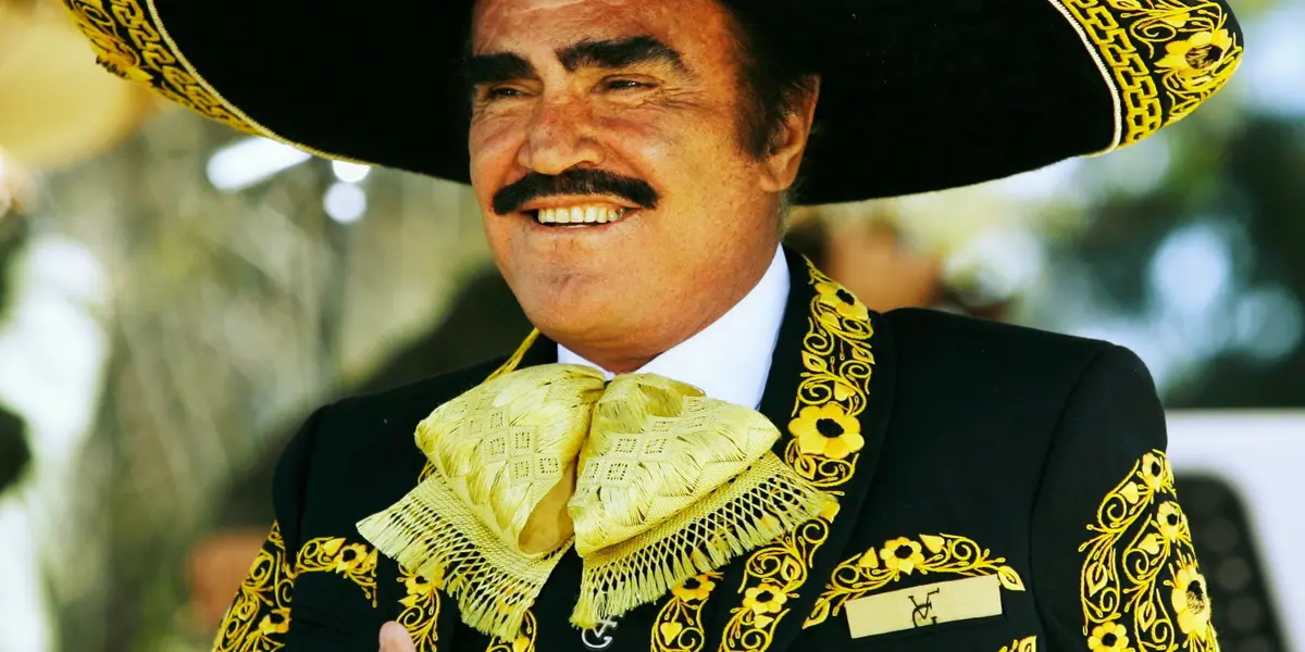 Vicente Fernández lucia prestigiosos y elegantes trajes que forman parte de su valiosa colección