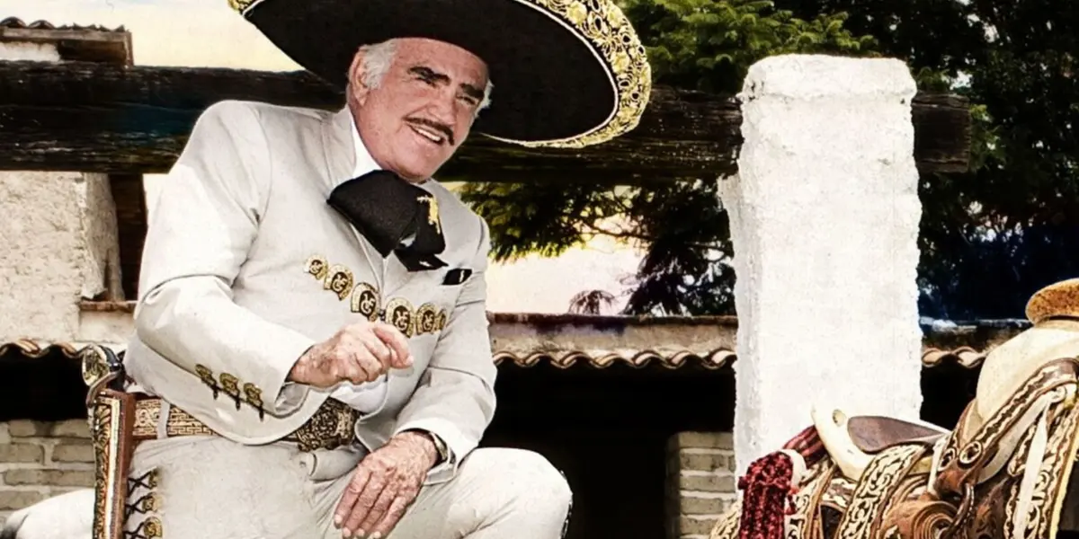 Vicente Fernández sigue presente en su rancho, y en esta ocasión para visitar a sus caballos 