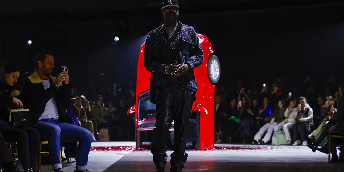 Virgil Abloh falleció este domingo a los 41 años de edad. LVMH, Louis Vuitton y Off White anunciaron el fallecimiento del director artístico de Louis Vuitton y fundador de la compañía Off-White víctima de un agresivo cáncer con el que había luchado en privado durante varios años.