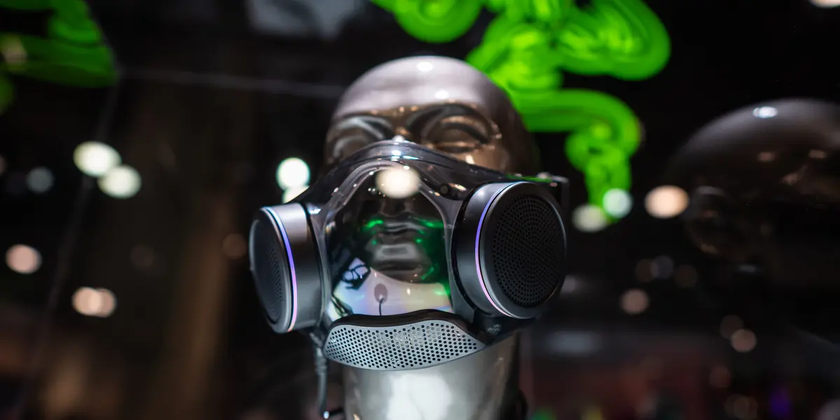 Zephyr Pro es una nueva versión de la mascarilla Zephyr anunciada el año pasado, pero lo que diferencia a este nuevo producto es la incorporación de altavoces que la anterior no tenía producto del peso y la batería.